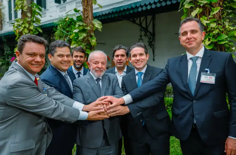 Na foto (da esquerda para a direita): deputado federal, Odair Cunha (PT-MG); presidente do Senado Federal, senador Davi Alcolumbre (União Brasil-AP); presidente da República, Luiz Inácio Lula da Silva; presidente da Câmara dos Deputados, deputado Hugo Motta (Republicanos-PB) e o Senador Rodrigo Pacheco (PSD-MG)