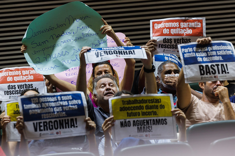 Trabalhadores protestam na Alesp