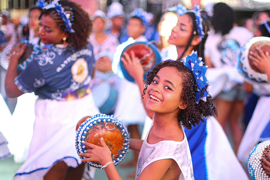 Apresentação de maracatu no Marco Zero do Recife, durante o Carnaval