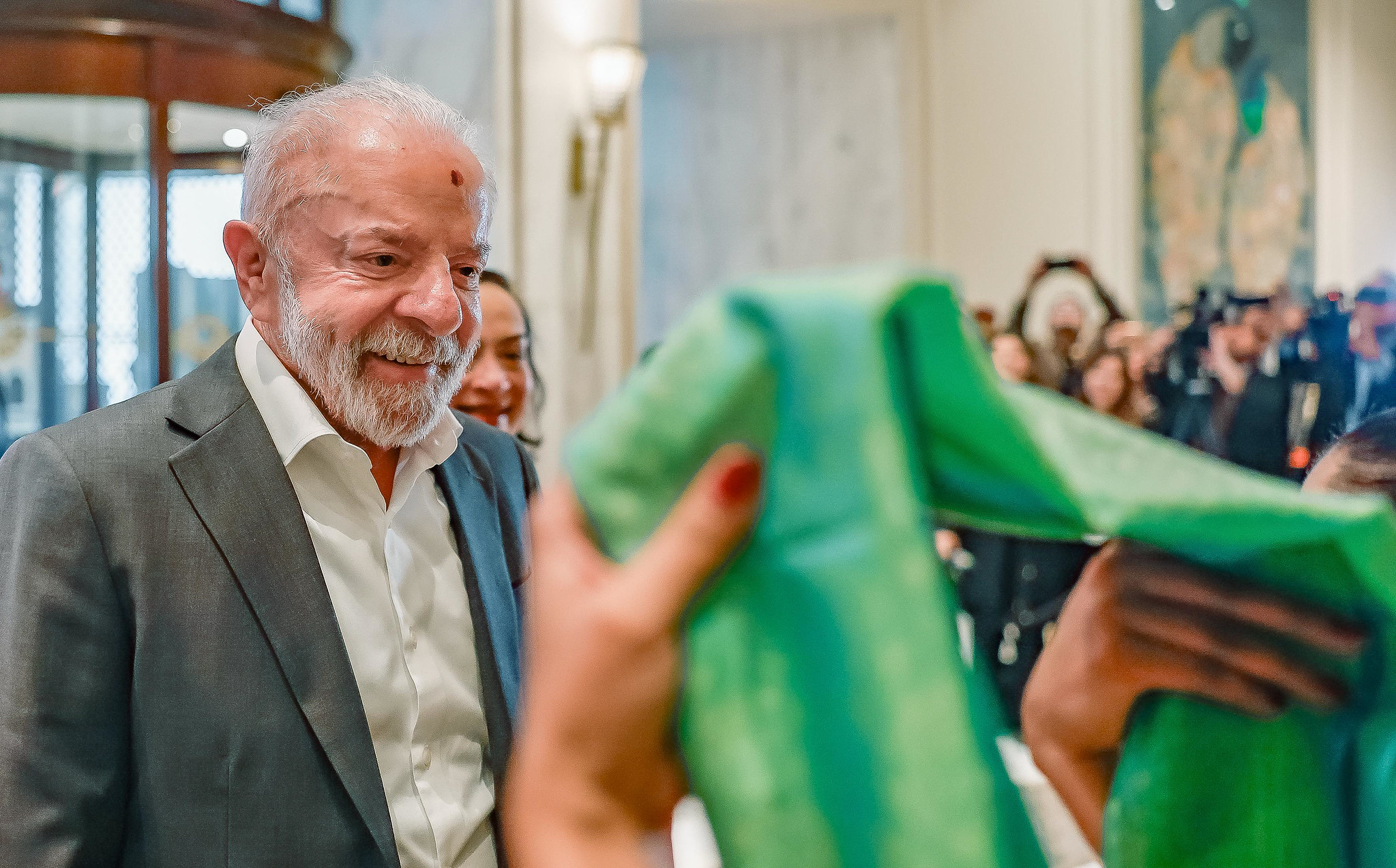 Presidente Lula é recebido no Aeroporto Internacional Indira Gandhi (DEL), em Nova Déli (Índia), nesta quarta-feira (18).