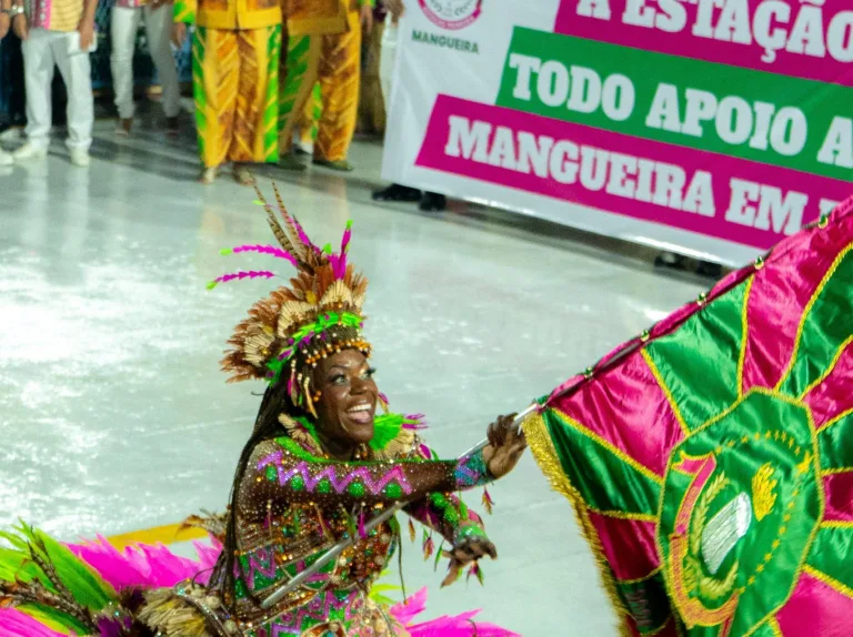 Entre celebração e protesto, escolas campeãs do carnaval desfilam no Rio