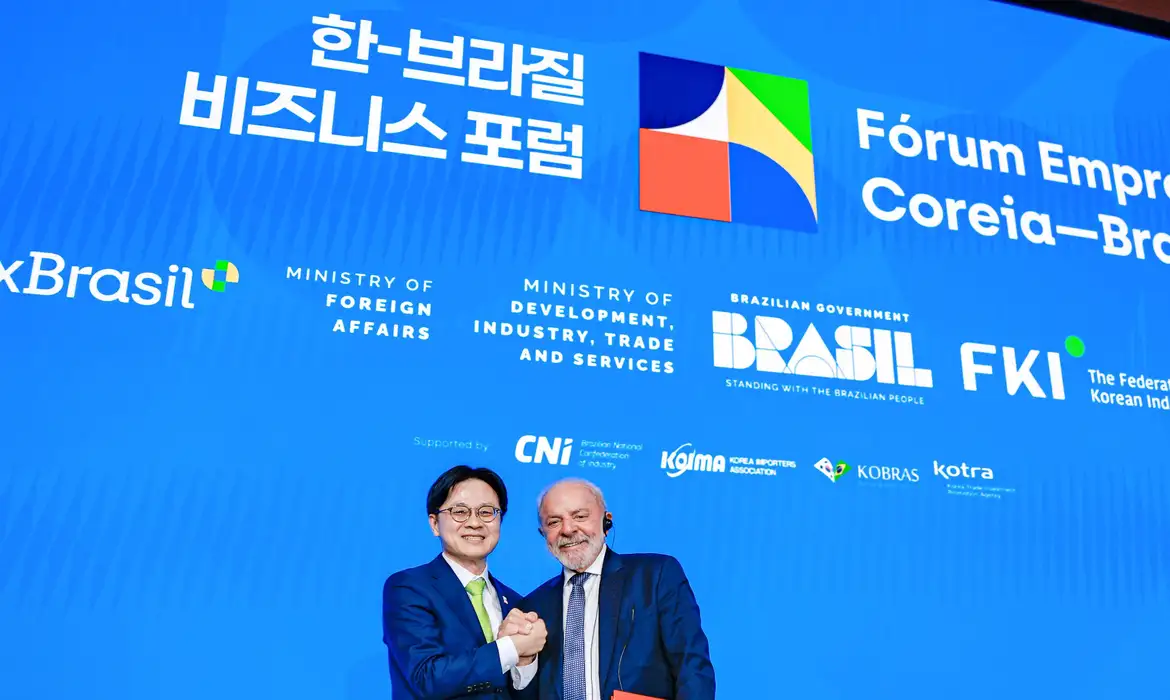 Lula e Lee Jae-myung durante encontro oficial em Seul, nesta segunda-feira (23)