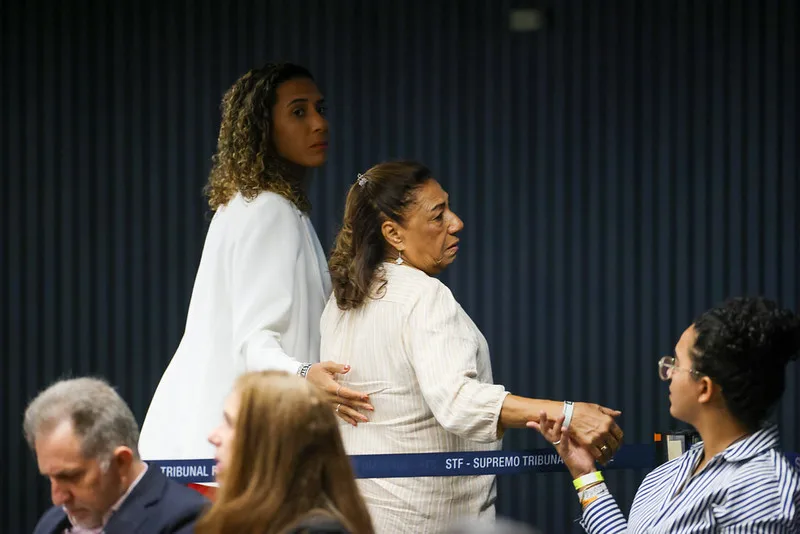 Marinete Silva é conduzida para fora do plenário pela filha Anielle Franco