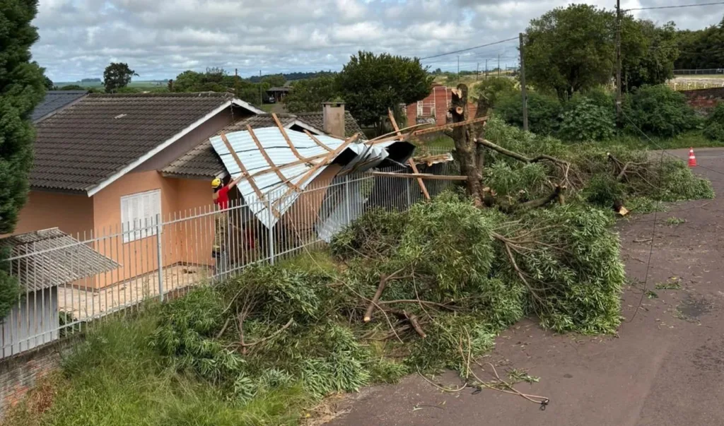 Mais de 60 casas foram danificadas em Carazinho (RS)
