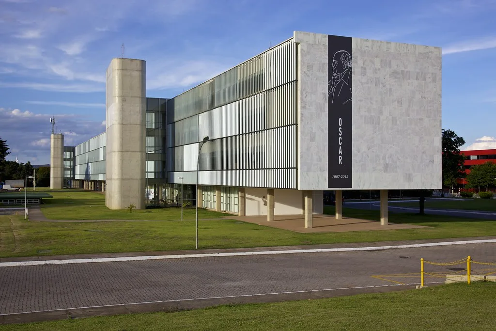 às margens do Lago Paranoá, um dos ícones da arquitetura modernista da capital.