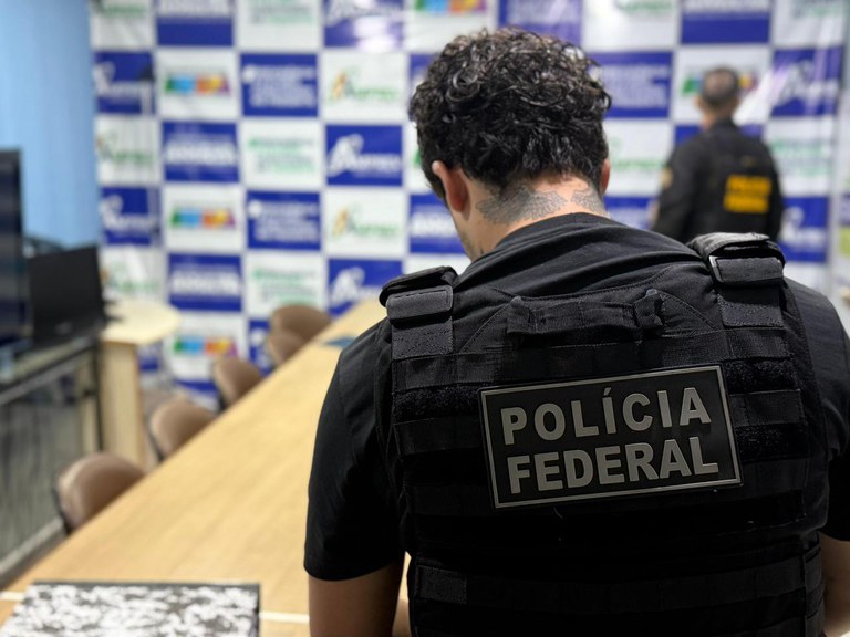 Agentes da Polícia Federal durante a operação