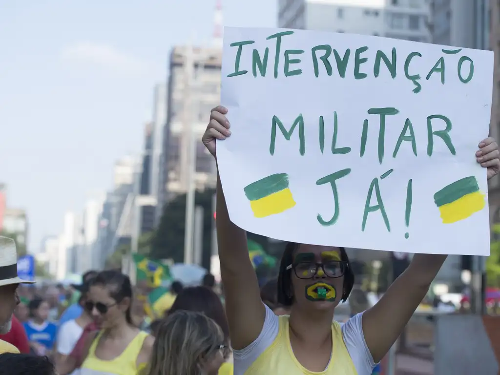 12-04-2015, 14h00: Manifestantes realizam ato contra a corrupção e contra o governo na Avenida Paulista. (Foto: Marcelo Camargo/Agência Brasil)