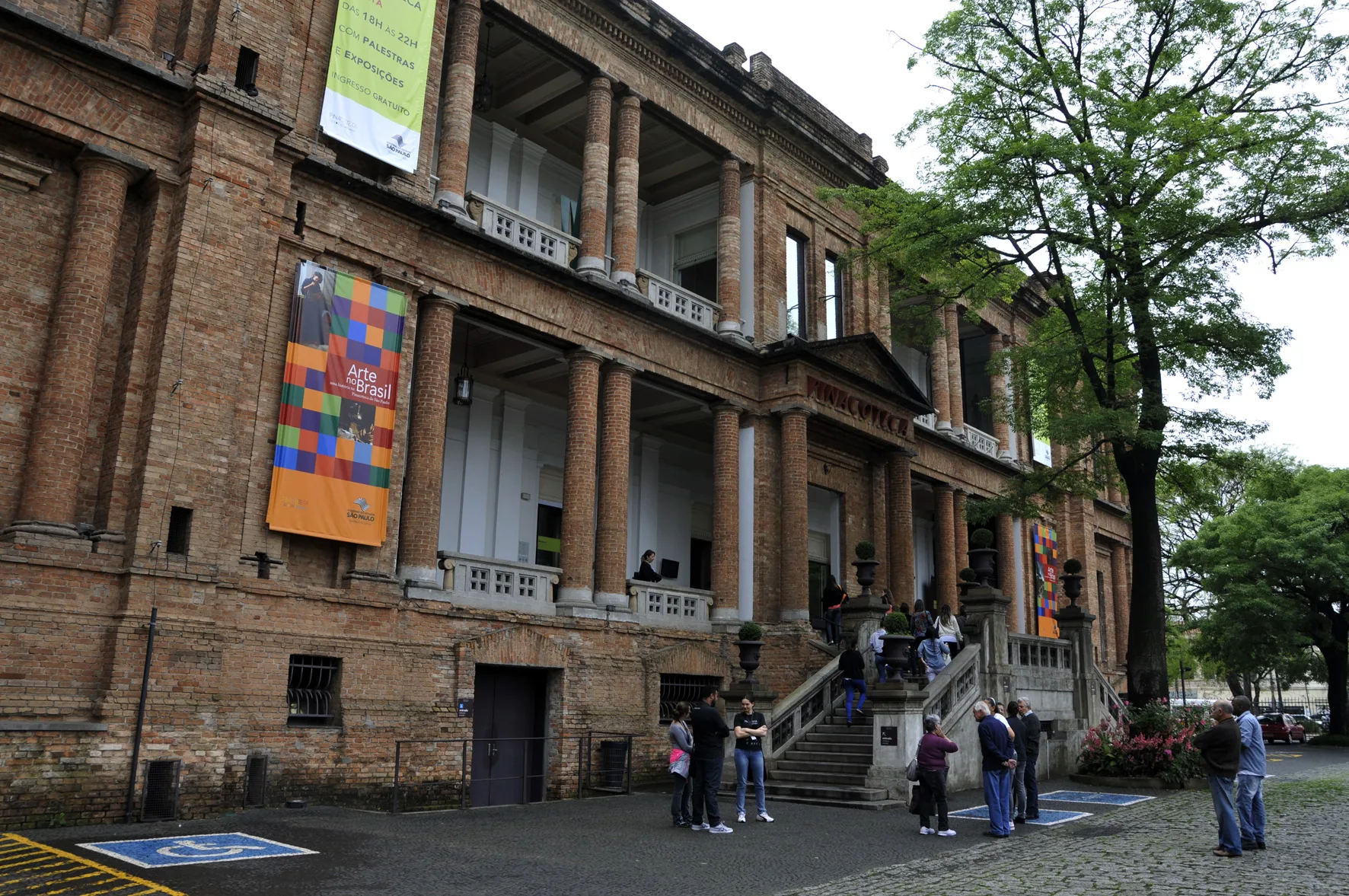 O centro de São Paulo abriga importantes equipamentos de cultura, como a Pinacoteca de SP, e é palco de intensa produção artística e cultural