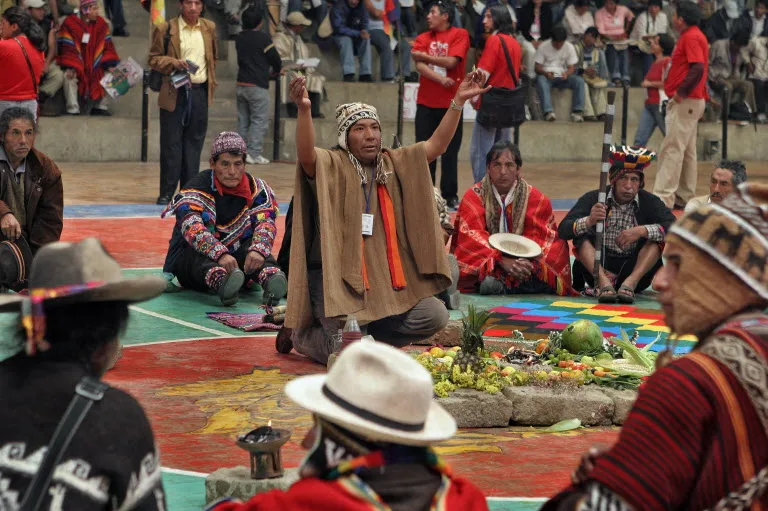 Ritual ancestral durante o primeiro Encontro Continental de Povos e Grupos Étnicos de Abya Yala, em La Paz, em 9 de outubro de 2006