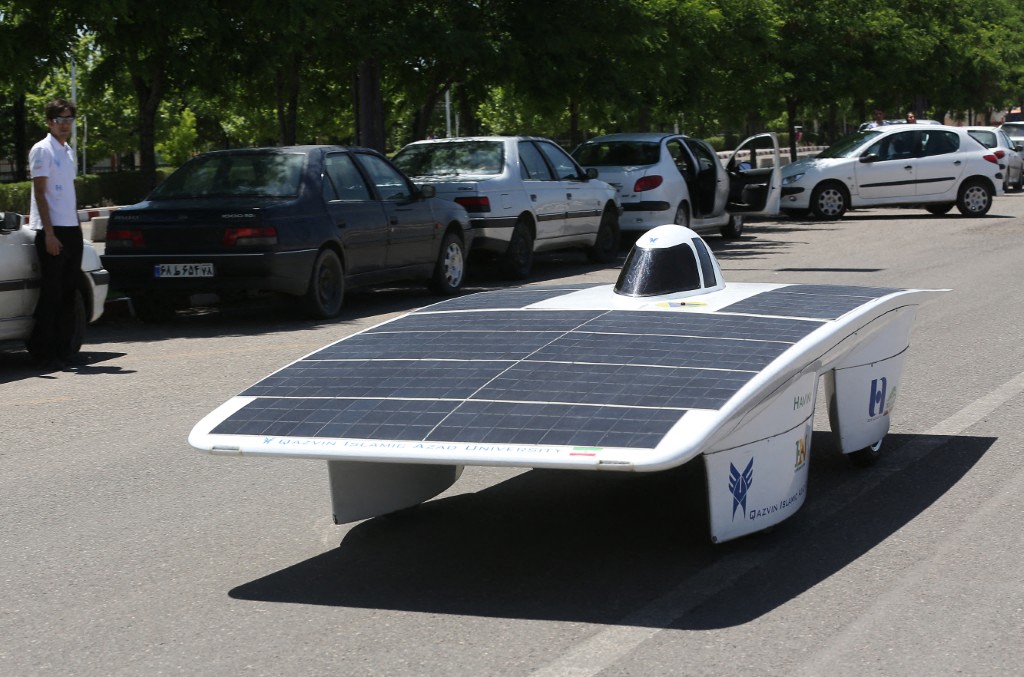Estudantes iranianos da Universidade Islâmica Azad de Qazvin, a oeste de Teerã, realizam um teste de direção com o veículo movido a energia solar