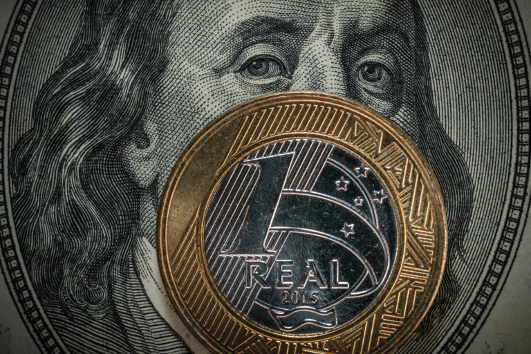 Dólar fecha abaixo de R$ 5 pela primeira vez em mais de dois anos