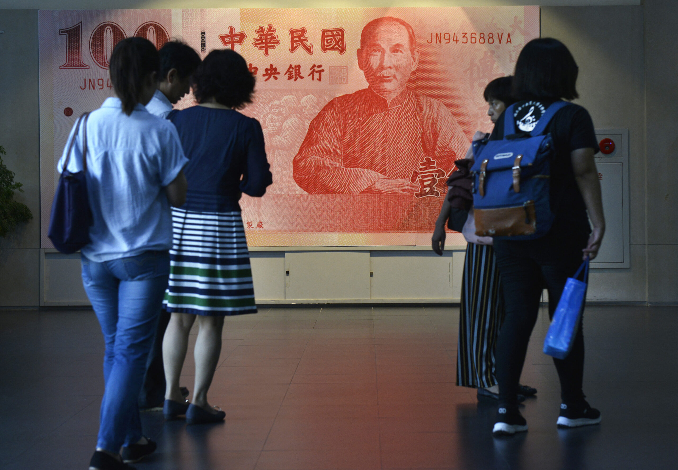 Pôster gigante de uma nota de 100 novos dólares taiwaneses com a imagem de Sun Yat-sen, o pai fundador e primeiro presidente provisório da República da China, no Memorial Sun Yat-sen em Taipei, em 7 de novembro de 2018.