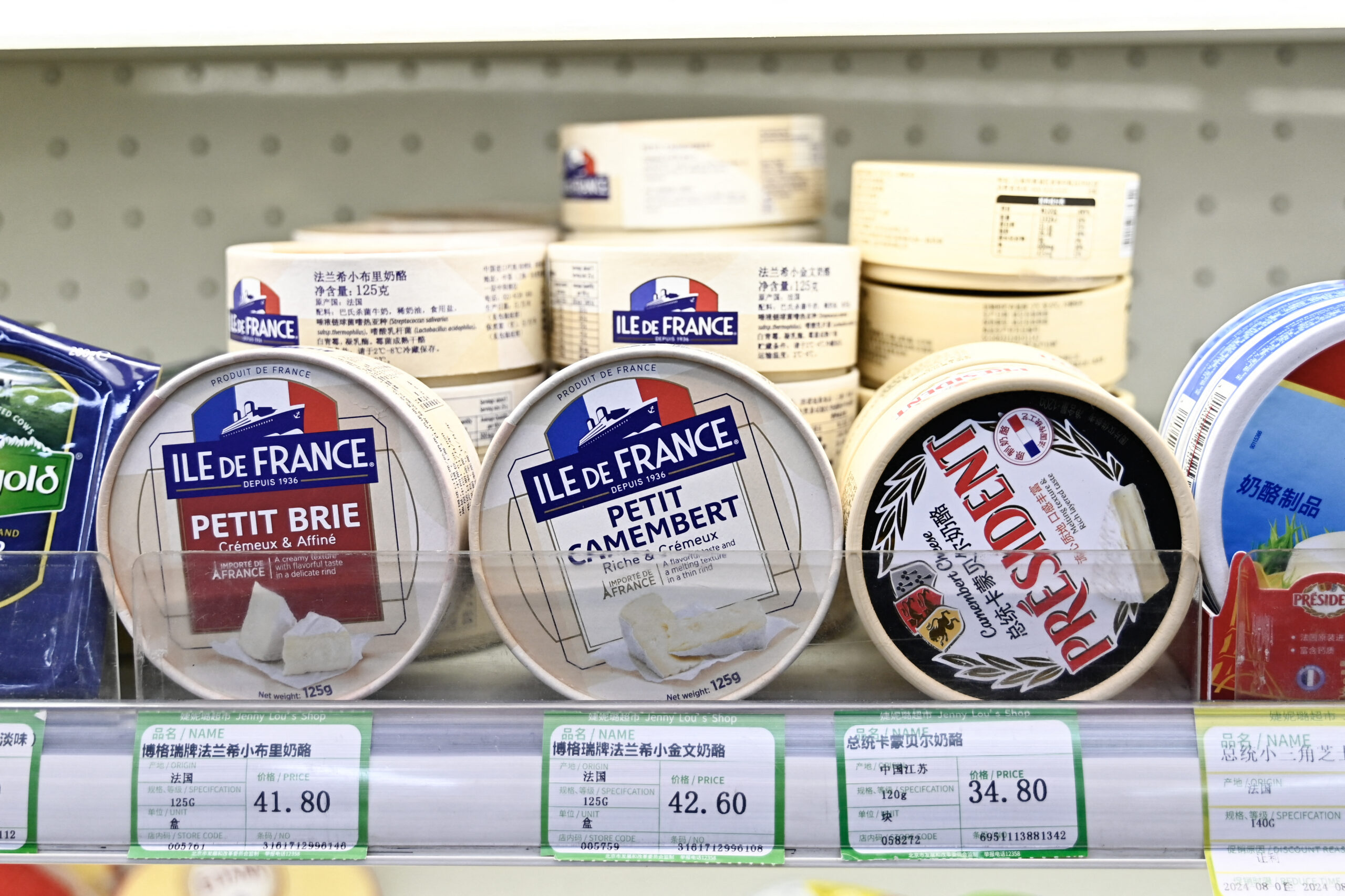 Queijo importado da Europa em um supermercado em Pequim, em 21 de agosto de 2024