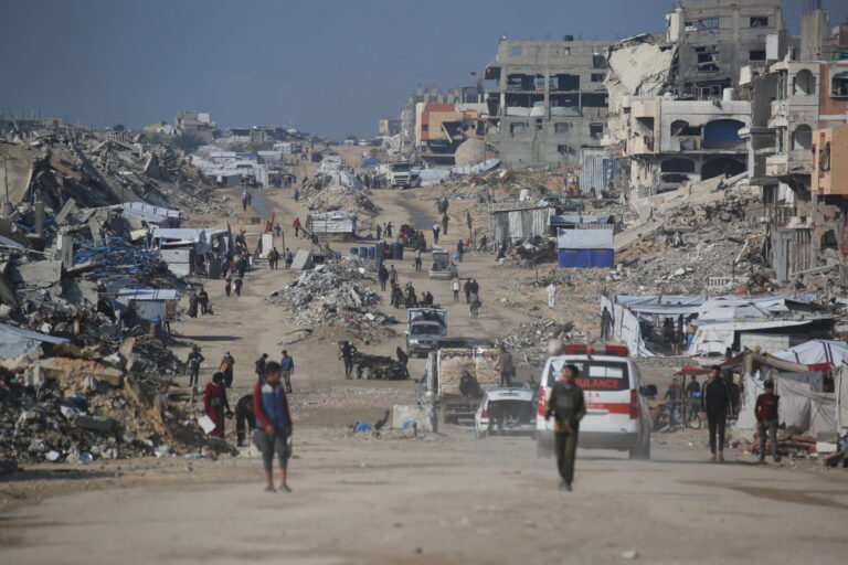 Um ataque de drone atingiu o campo de deslocados de Jawazat, matando oito pessoas e ferindo outras 15, segundo a Defesa Civil do território palestino