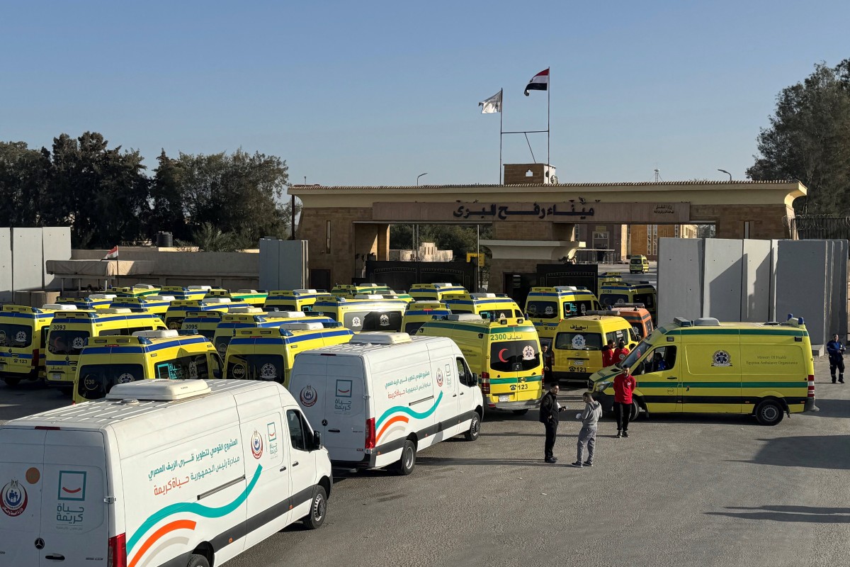 Ambulâncias aguardam no lado egípcio da passagem de fronteira de Rafah com a Faixa de Gaza, no nordeste do Egito, em 1º de fevereiro de 2026