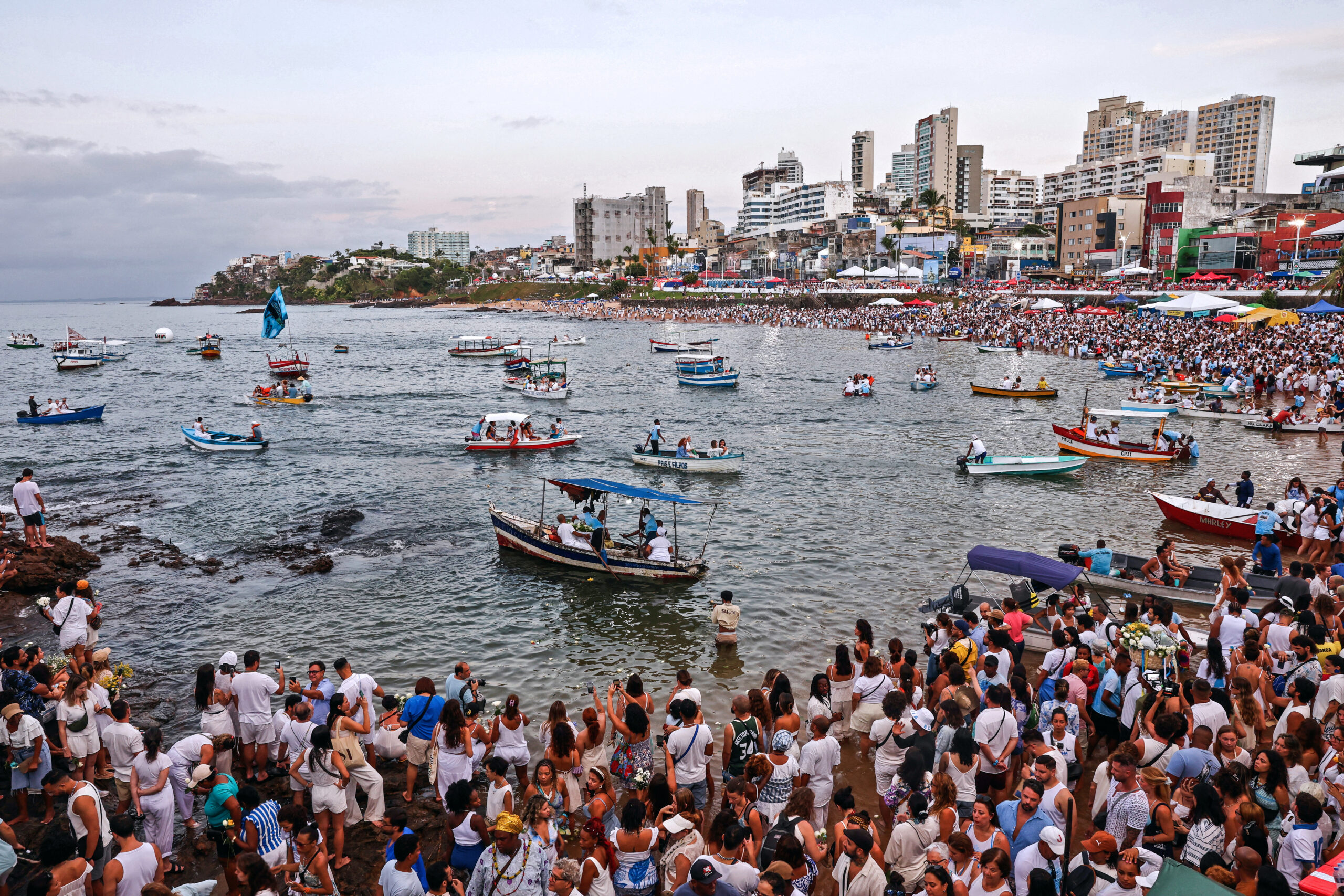 Fiéis participam da cerimônia tradicional de Iemanjá, no bairro do Rio Vermelho, em Salvador