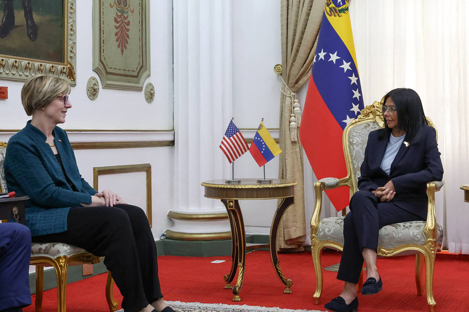 Presidenta interina da Venezuela, Delcy Rodríguez, recebe delegação do governo dos Estados Unidos no Palácio de Miraflores, em Caracas.