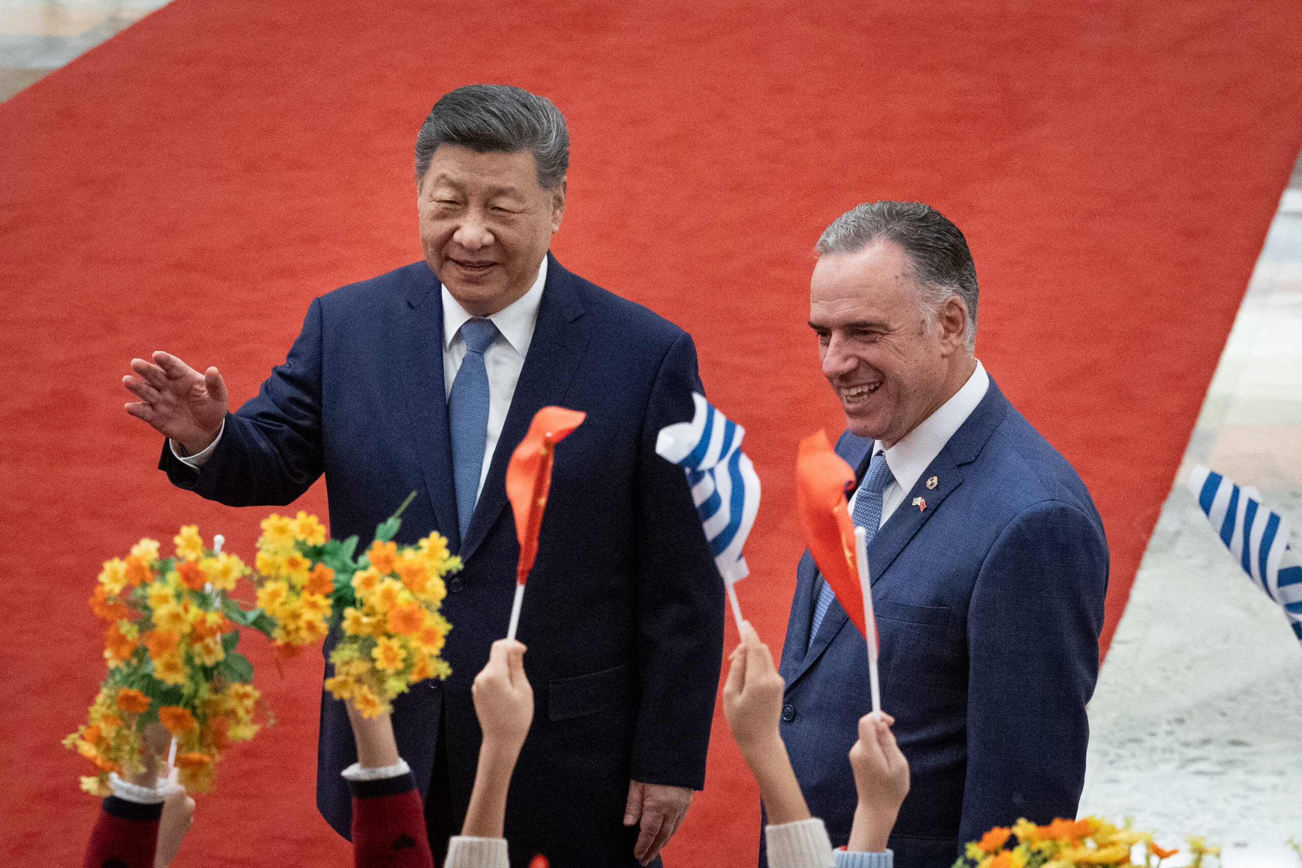 presidente do Uruguai, Yamandu Orsi (à direita), conversa com o presidente chinês, Xi Jinping, durante uma cerimônia de boas-vindas no Grande Salão do Povo, em Pequim, em 3 de fevereiro de 2026.