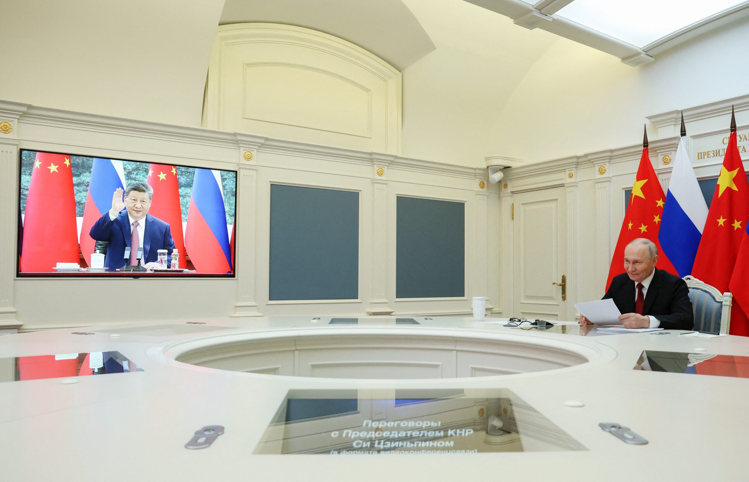 Vladimir Putin realiza uma videochamada com o presidente chinês, Xi Jinping, em Moscou. Fotografia divulgada pela agência estatal russa Sputnik, em 4 de fevereiro de 2026.