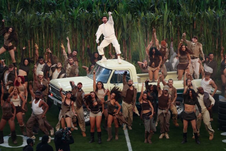 'Baile Inesquecível': Bad Bunny leva o decolonialismo ao Super Bowl, aponta especialista