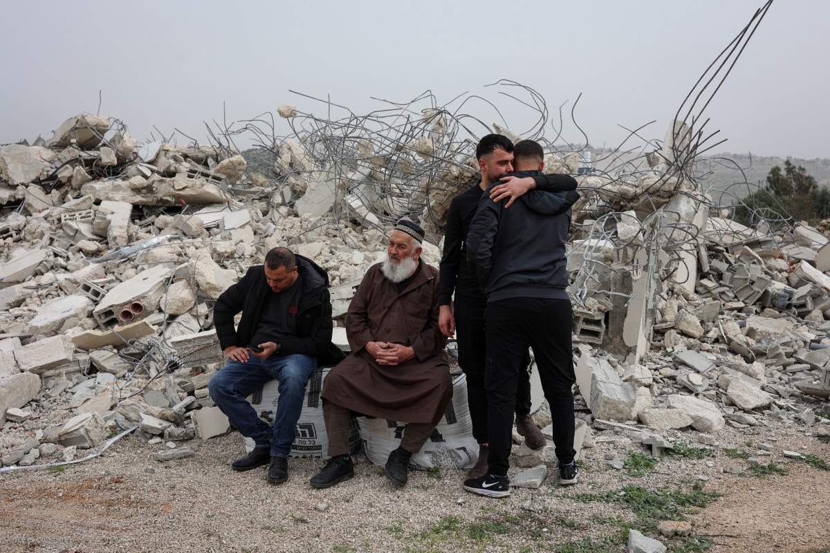 Palestinos em frente a outra casa demolida por Israel na Cisjordânia, nesta segunda (9)