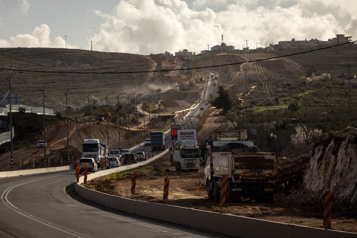 Obras israelenses em terra palestina ocupada, peerto de Ramallah