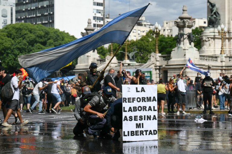 Governo Milei ameaça reprimir protestos contra reforma trabalhista e limita atuação da imprensa