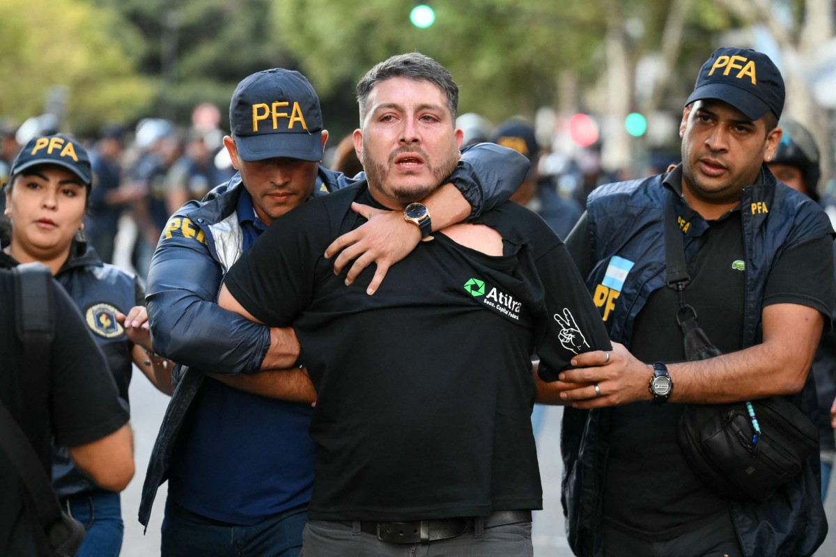 A polícia reprimiu os protestos contra a reforma reacionária de Milei