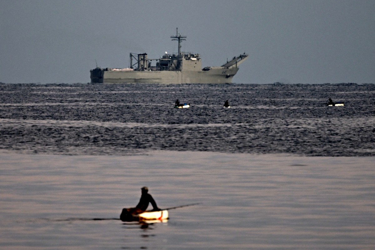 Um navio da Marinha mexicana chega à Baía de Havana com ajuda humanitária enviada pelo México, em 12 de fevereiro de 2026
