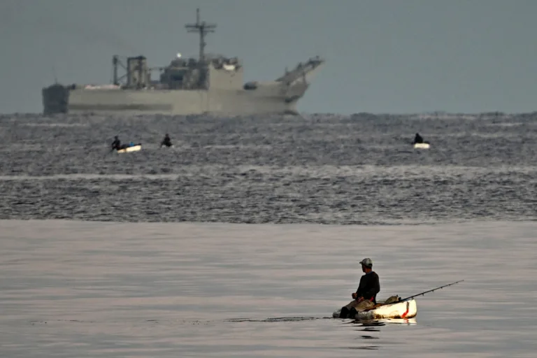 Lancha vinda dos EUA invade águas de Cuba e ataca agentes de fronteira