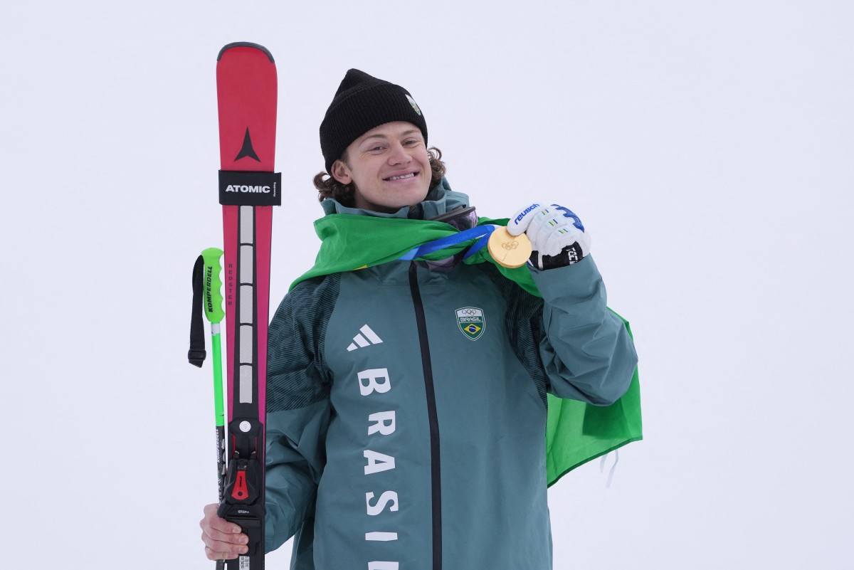 O medalhista de ouro brasileiro Lucas Pinheiro Braathen posa no pódio da prova de slalom gigante masculino do esqui alpino durante os Jogos Olímpicos de Inverno de Milão-Cortina 2026
