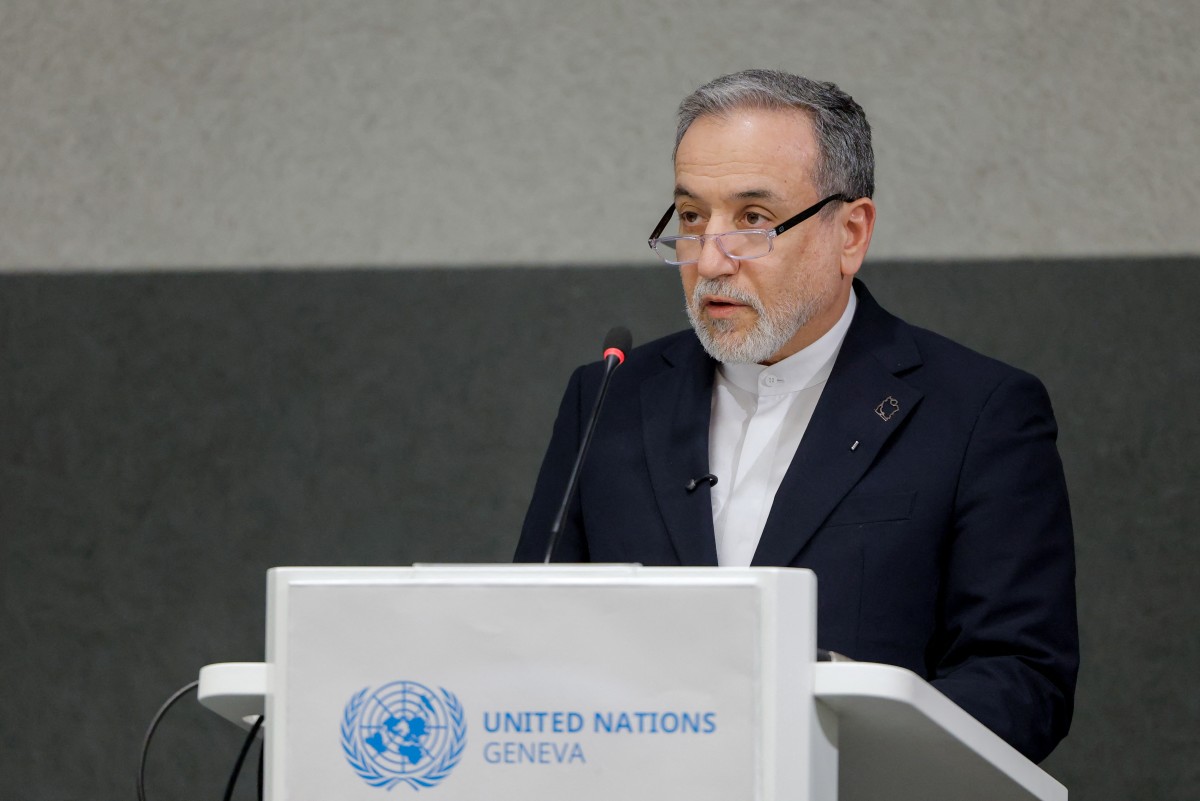 O ministro das Relações Exteriores do Irã, Abbas Araghchi, discursa durante uma sessão da Conferência das Nações Unidas sobre Desarmamento, à margem da segunda rodada de negociações entre EUA e Irã