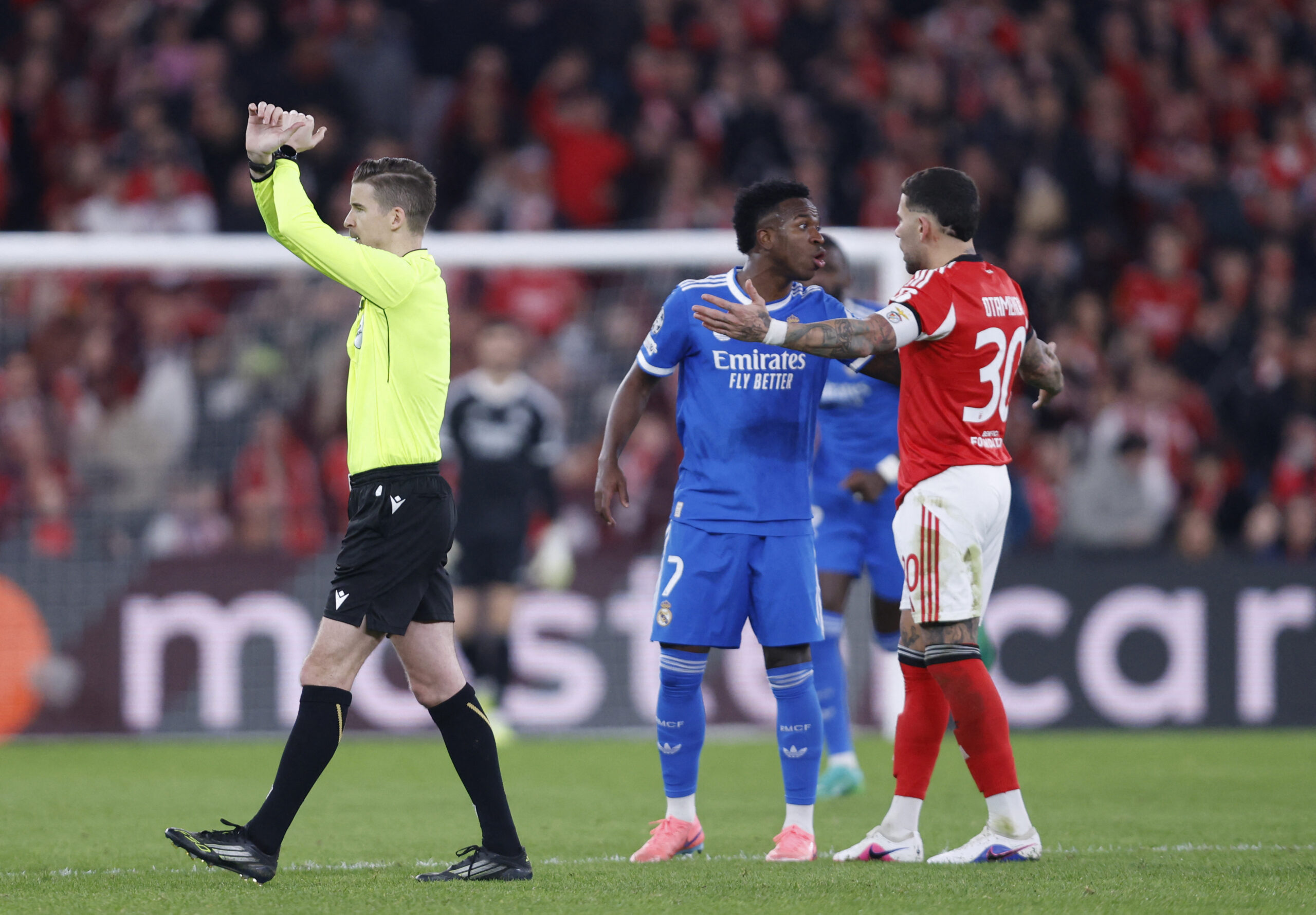 Árbitro parou a partida após Vini Jr denunciar fala racista do jogador argentino Prestianni, do Benfica.