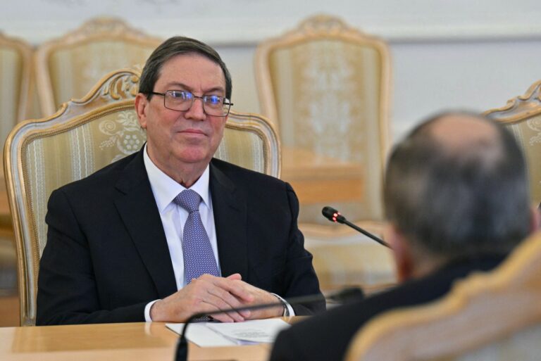 Chanceler cubano se reúne com Putin na Rússia em meio a aprofundamento de bloqueio dos EUA