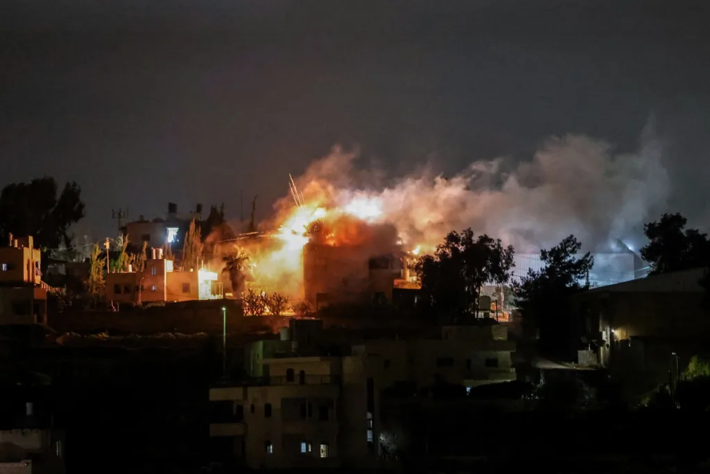 Forças israelenses explodem a casa do palestino Waleed Sabarneh, morto em novembro do ano passado após supostamente atacar colonos na área de Gush Etzion, na vila de Beit Ummar, ao norte da cidade de Hebron, na Cisjordânia ocupada, em 18 de fevereiro de 2026