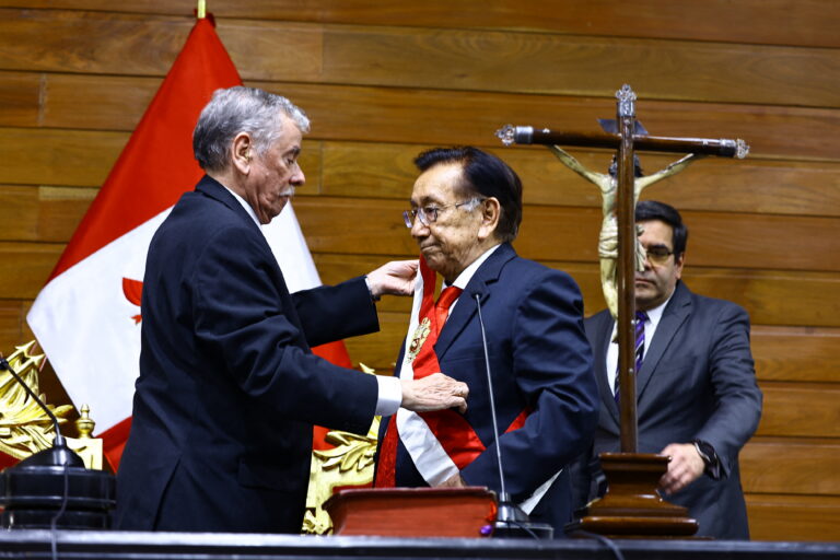 Deputado José María Balcázar é eleito presidente interino do Peru