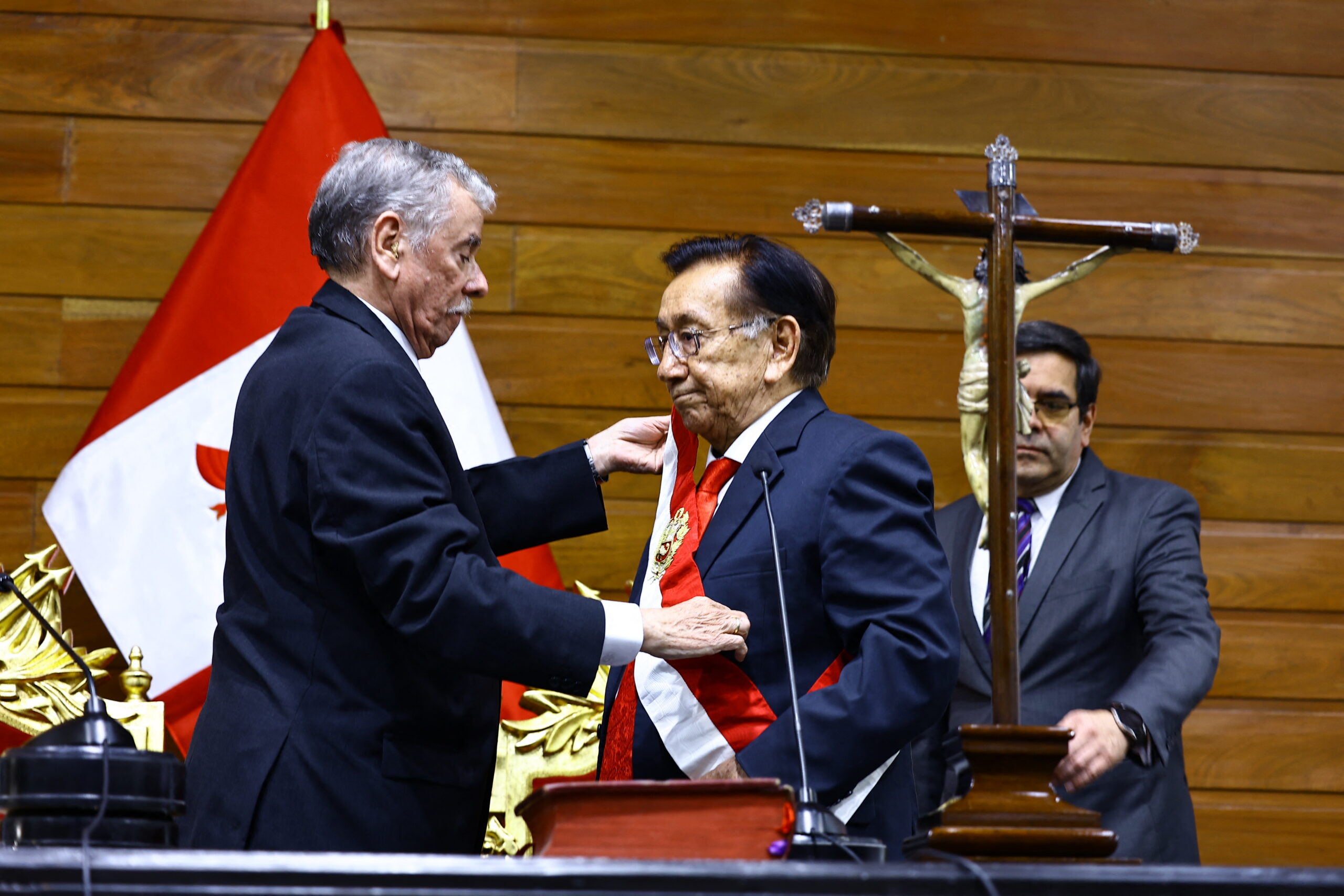 José María Balcázar recebe a faixa presidencial em sessão realizada no Congresso do Peru
