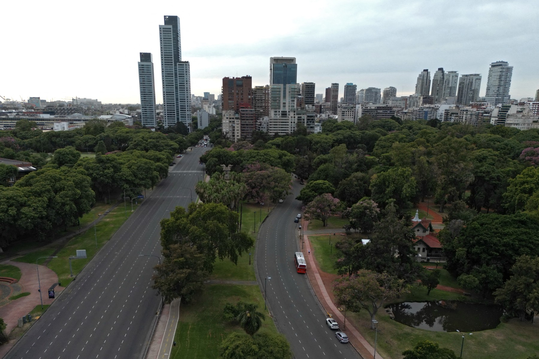 Inúmeras vias de Buenos Aires amanheceram vazias nesta quinta