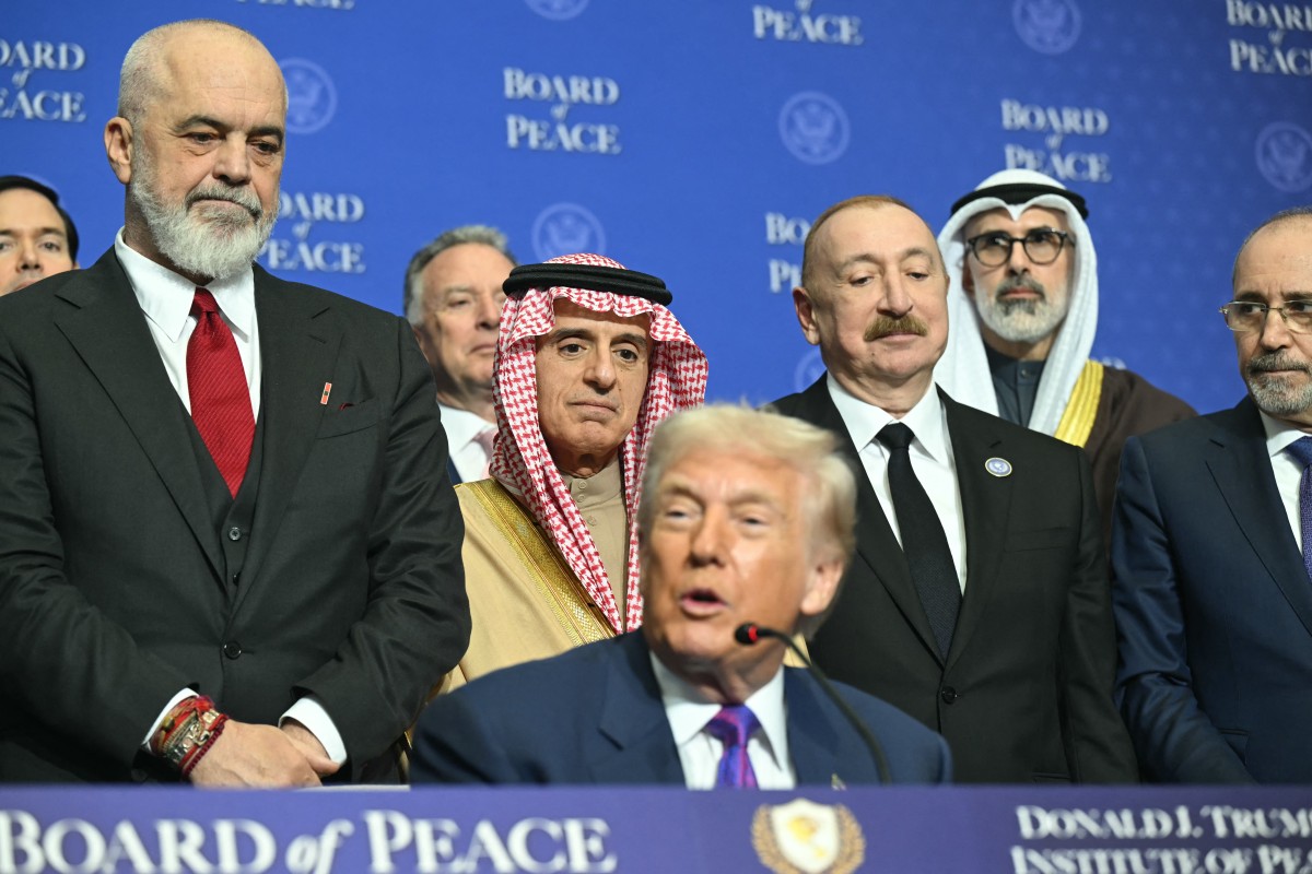 O primeiro-ministro da Albânia, Edi Rama, o ministro de Estado para os Negócios Estrangeiros da Arábia Saudita, Adel al-Jubeir, e o presidente do Azerbaijão, Ilham Aliyev, observam Trump