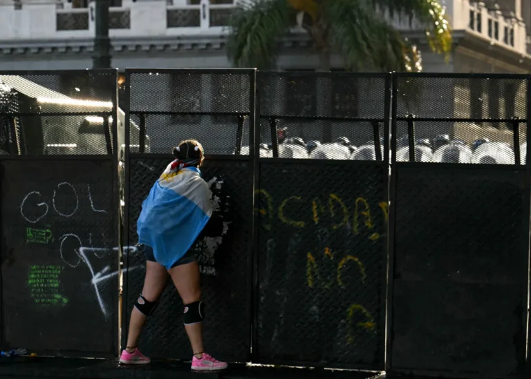 Jornada de 12 horas e fim do direito à greve: entenda reforma trabalhista aprovada na Argentina