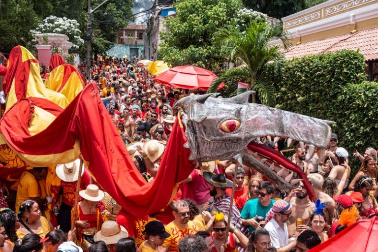 Carnaval como prioridade: ou a rua toma conta, ou a camarotização vencerá