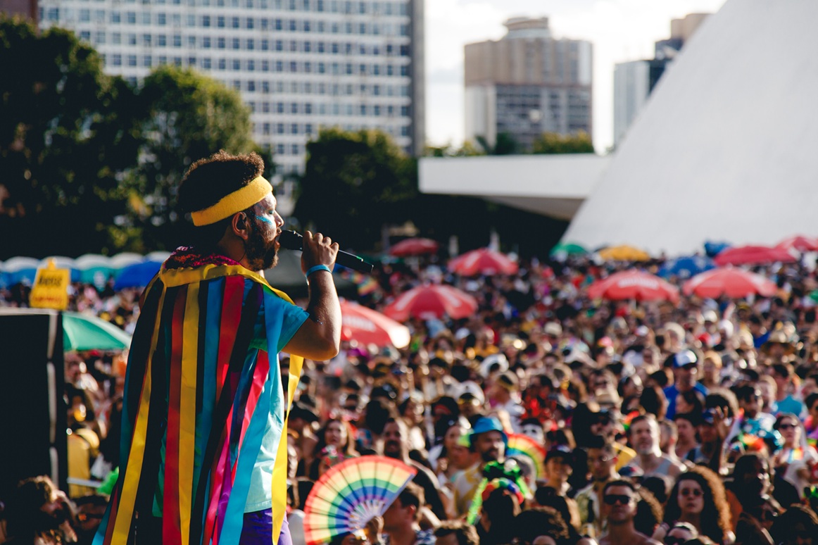 Blocos ocupam Eixo Monumental, Setor Comercial Sul e Ceilândia com diversidade, acesso gratuito e inclusão e segurança