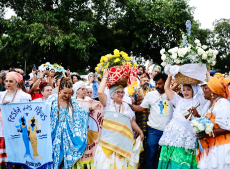 Durante o festejo, foram entregues balaios de flores para Iemanjá e Oxum