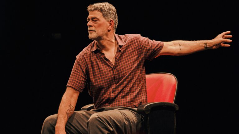'Existe um posicionamento político no que eu escolho fazer no teatro', diz Eduardo Moscovis