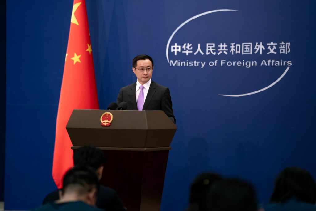 Porta-voz do Ministério de Relações Exteriores da China, Lin Jian, responde ao Brasil de Fato durante coletiva de imprensa nesta quinta-feira, 12 de fevereiro de 2026