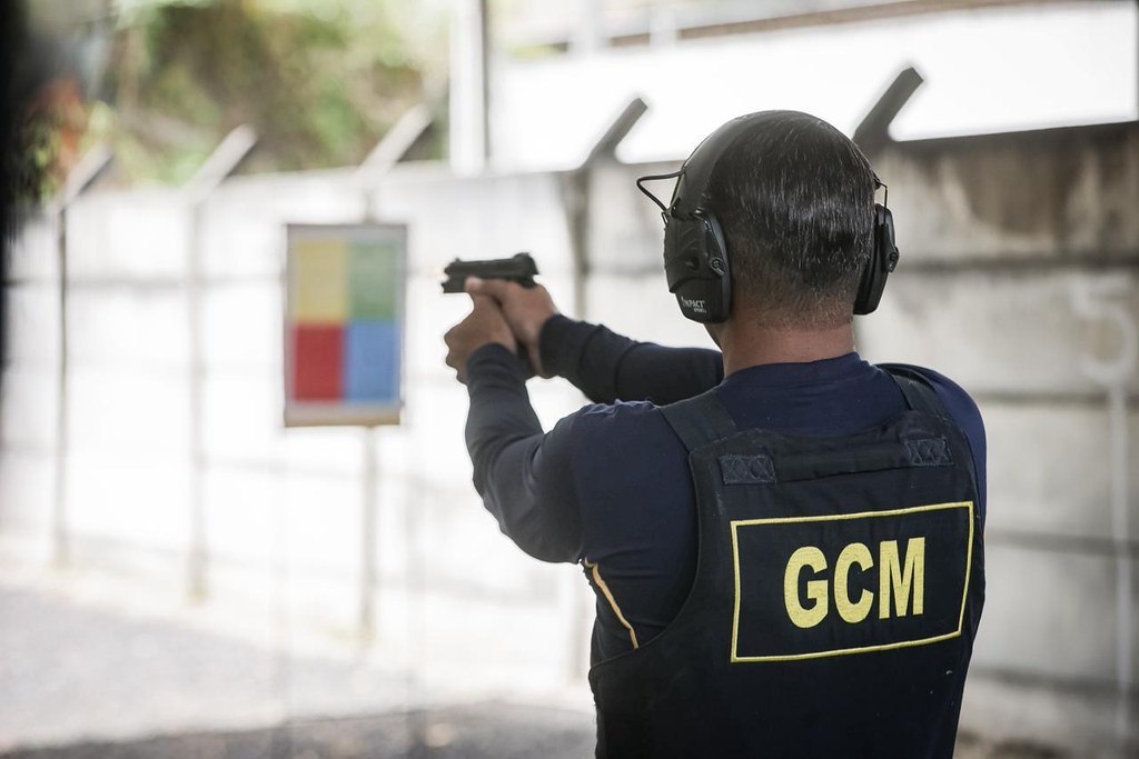 Guarda Municipal do Recife com arma de fogo