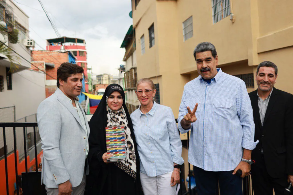 Em julho de 2025, o presidente venezuelano Nicolás Maduro concedeu pessoalmente a Sahar Emami o Prêmio Nacional de Jornalismo "Simón Bolívar" em sua categoria internacional, em cerimônia realizada em Caracas.
