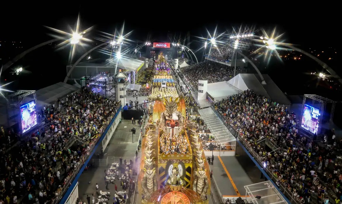 Desfile das escolas de samba no Sambódromo do Anhembi em São Paulo