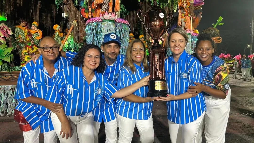 Integrantes do MST celebram quarto lugar da escola Acadêmicos do Tatuapé no Carnaval de SP
