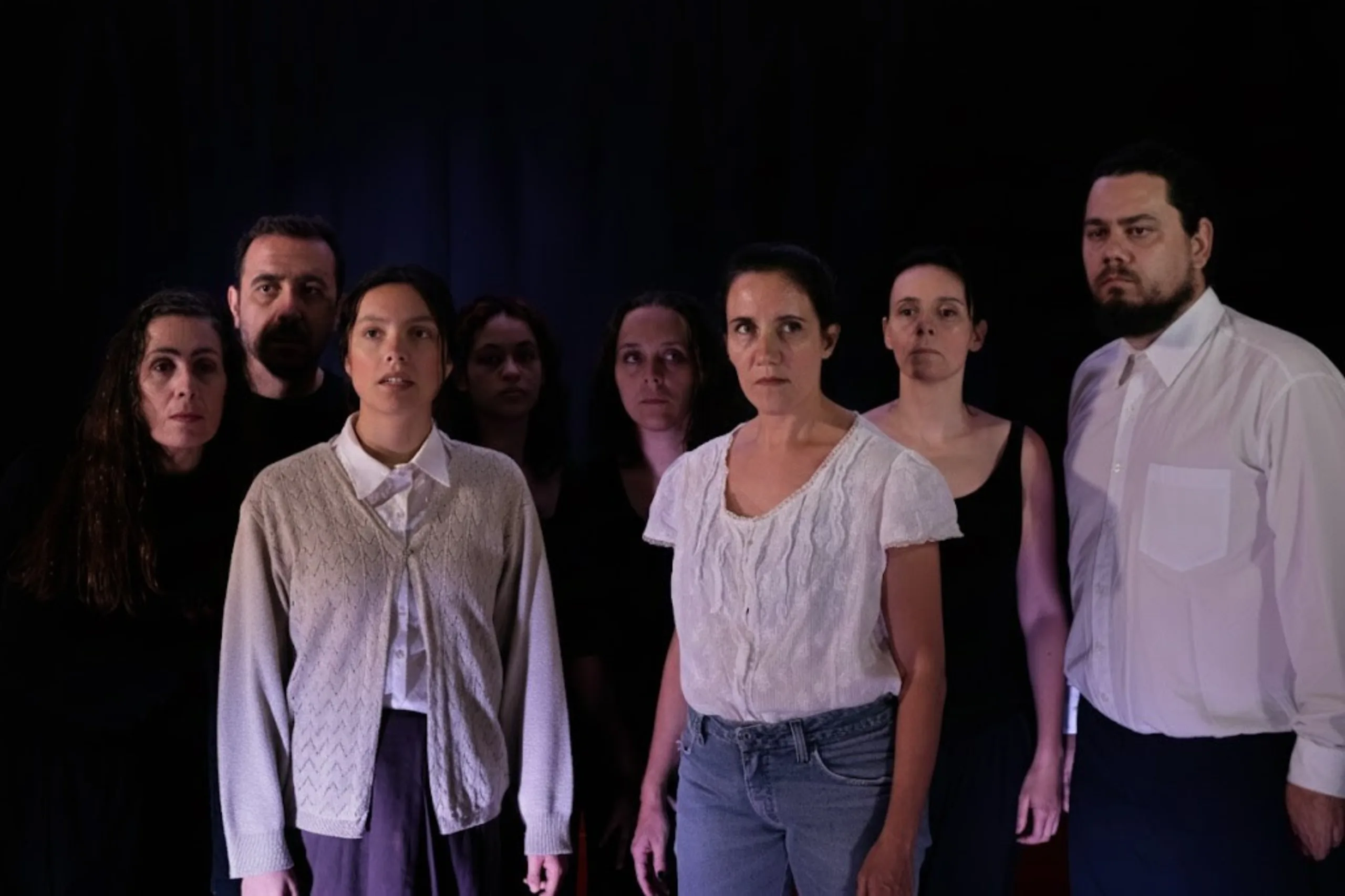 Cena do espetáculo “Os Ratos”, exercício de conclusão da Oficina de Montagem do Teatro na Prática 2025/2026, dirigido por Leticia Virtuoso